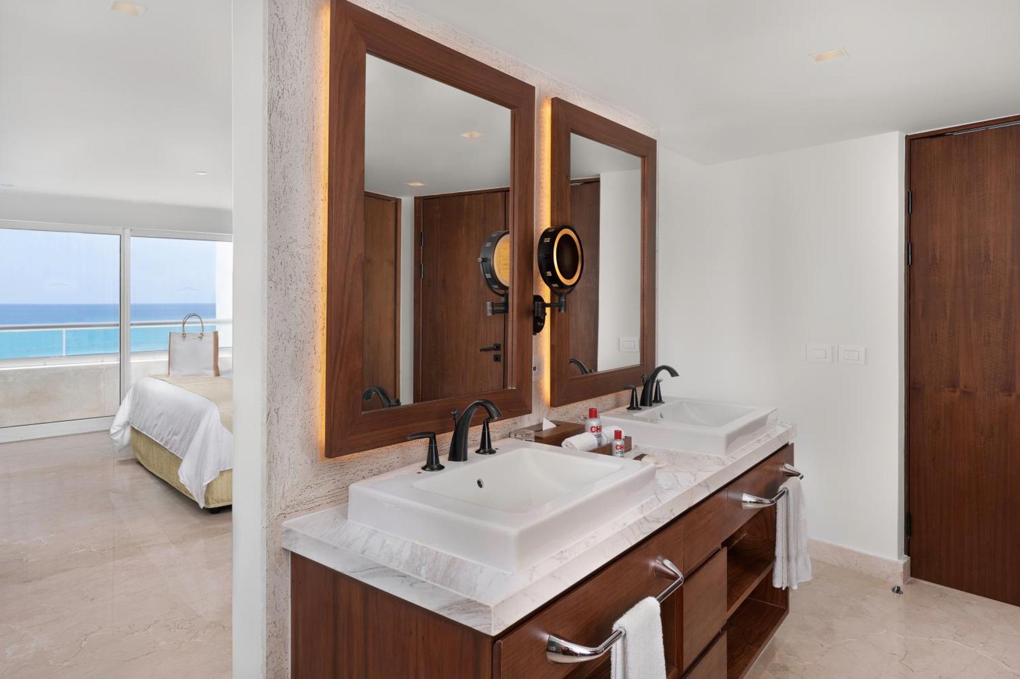 Superior Governor Suite Partial Ocean View King Size Bed